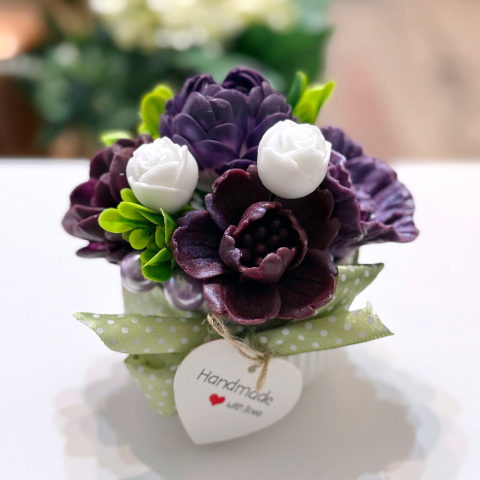 Aranjament din flori de sapun