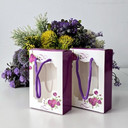 Cutie din carton alb si mov cu fereastra model floral 15cm x 10cm x 4,5cm [5]