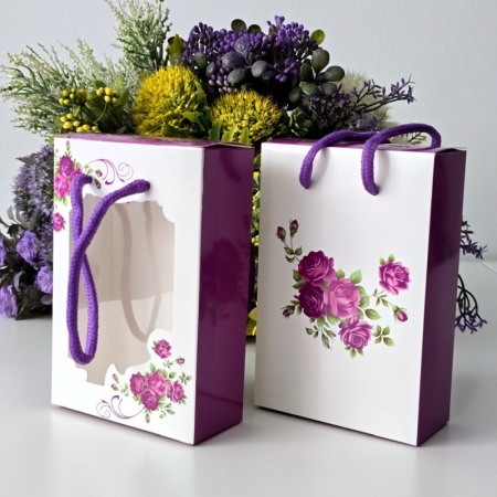 Cutii pentru cadouri - Cutie din carton alb si mov cu fereastra model floral 15cm x 10cm x 4,5cm