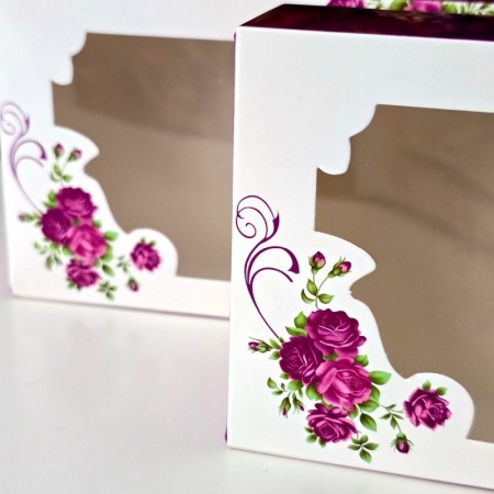 Cutie din carton alb si mov cu fereastra model floral 15cm x 10cm x 4,5cm [2]