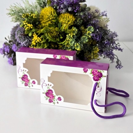 Cutie din carton alb si mov cu fereastra model floral 15cm x 10cm x 4,5cm [3]