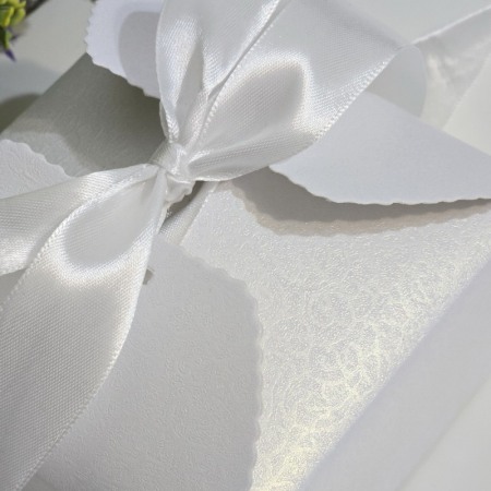 Cutie din carton alba sidefata cu funda 12cm x 12cm x 6cm [4]