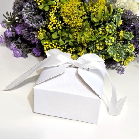 Cutie din carton alba sidefata cu funda 12cm x 12cm x 6cm [1]