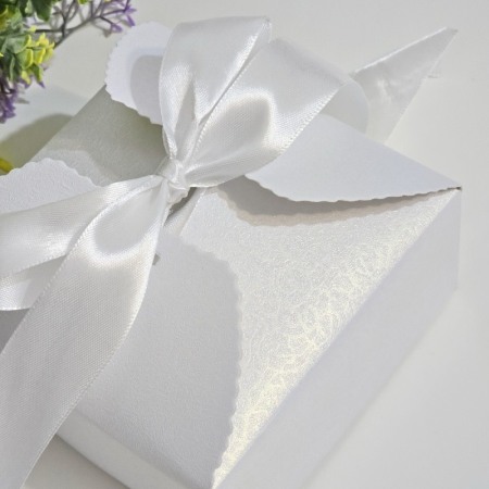 Cutie din carton alba sidefata cu funda 12cm x 12cm x 6cm [2]