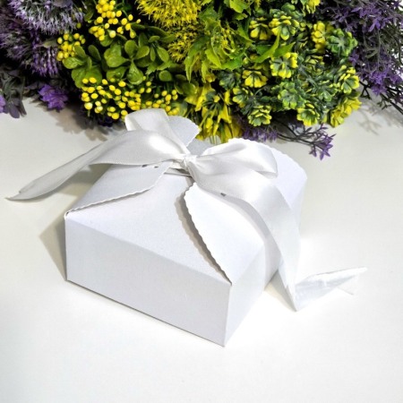 Accesorii din hartie si carton - Cutie din carton alba sidefata cu funda 12cm x 12cm x 6cm