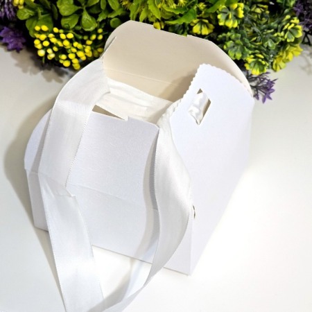 Cutie din carton alba sidefata cu funda 12cm x 12cm x 6cm [6]