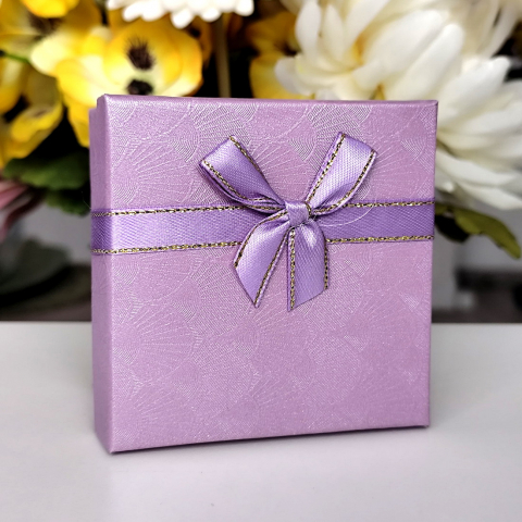 Cutii pentru cadouri - Cutie din carton mov cu funda 8.5cm x 8.5cm x 5.5cm