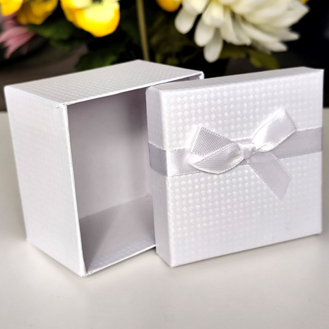 Cutie din carton albe cu funda 8.5cm x 8.5cm x 5.5cm [1]