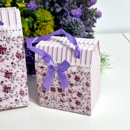 Cutii pentru cadouri - Cutie din carton plastifiat model floral cu funda mov 10cm x 7cm x 12cm