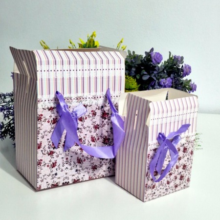 Cutie din carton plastifiat model floral cu funda mov 10cm x 7cm x 12cm [8]