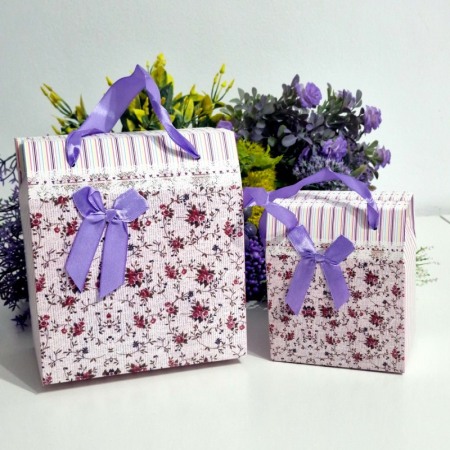 Cutie din carton plastifiat model floral cu funda mov 10cm x 7cm x 12cm [1]