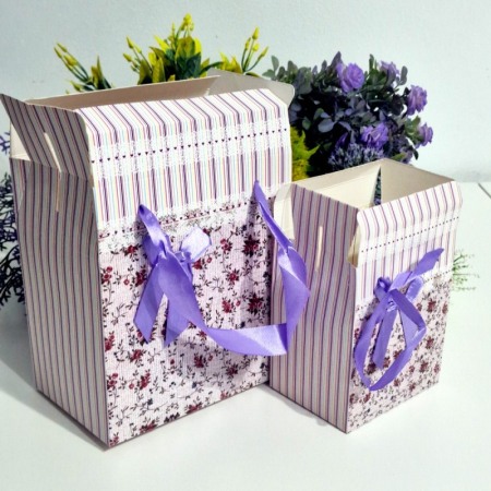 Cutie din carton plastifiat model floral cu funda mov 10cm x 7cm x 12cm [2]