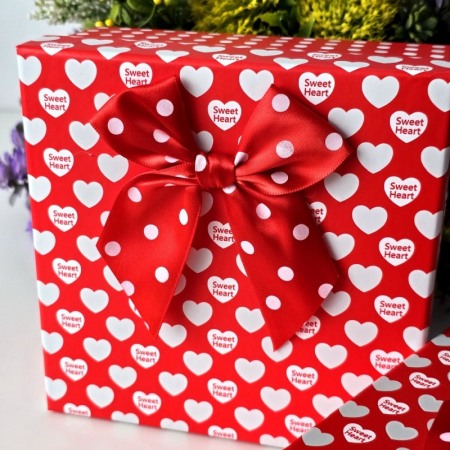 Cutie din carton rosu cu inimi albe 16,5cm x 16,5cm x 8cm [5]