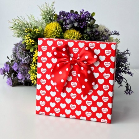 Cutie din carton rosu cu inimi albe 16,5cm x 16,5cm x 8cm [2]