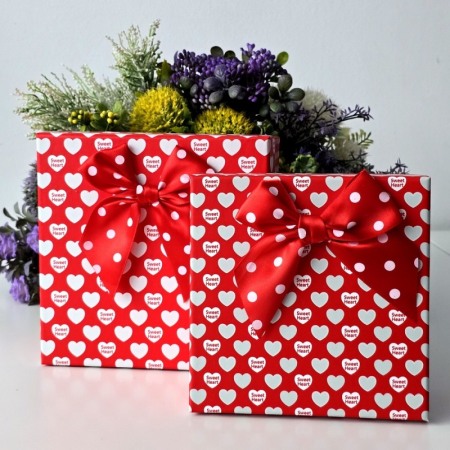 Cutie din carton rosu cu inimi albe 16,5cm x 16,5cm x 8cm [3]