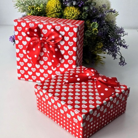 Cutii pentru cadouri - Cutie din carton rosu cu inimi albe 16,5cm x 16,5cm x 8cm