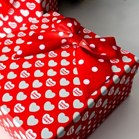 Cutie din carton rosu cu inimi albe 16,5cm x 16,5cm x 8cm [1]