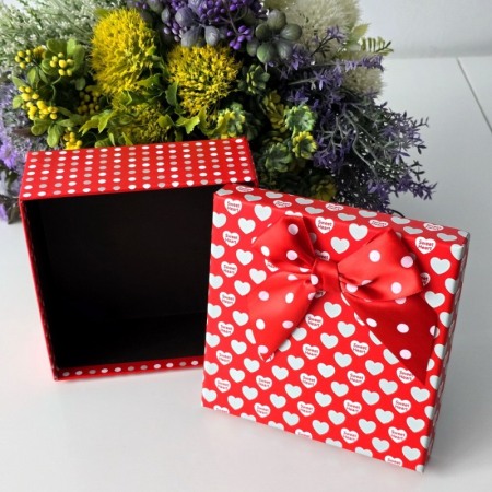 Cutie din carton rosu cu inimi albe 18cm x 18cm x 9cm [5]