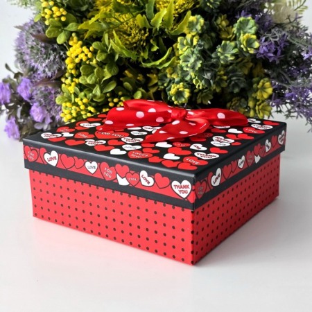 Cutii pentru cadouri - Cutie din carton rosu cu inimi rosii si albe 14,5cm x 14,5cm x 6cm
