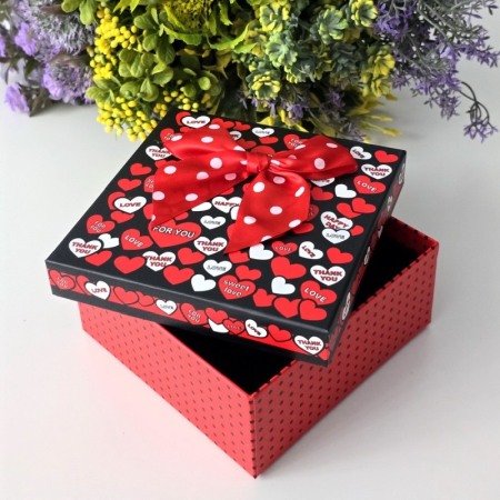 Cutie din carton rosu cu inimi rosii si albe 14,5cm x 14,5cm x 6cm [2]
