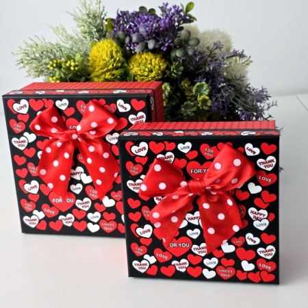 Cutie din carton rosu cu inimi rosii si albe 14,5cm x 14,5cm x 6cm [1]