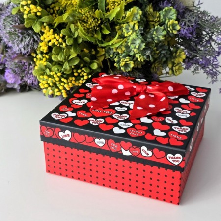 Cutii pentru cadouri - Cutie din carton rosu cu inimi rosii si albe 16,5cm x 16,5cm x 8cm