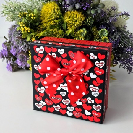 Cutie din carton rosu cu inimi rosii si albe 16,5cm x 16,5cm x 8cm [5]