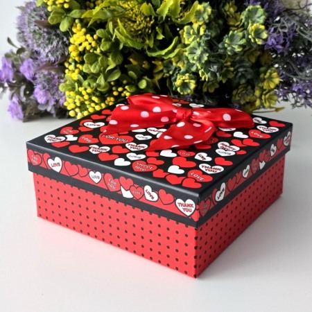 Cutii pentru cadouri - Cutie din carton rosu cu inimi rosii si albe 18cm x 18cm x 9cm