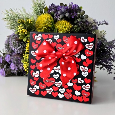 Cutie din carton rosu cu inimi rosii si albe 18cm x 18cm x 9cm [1]