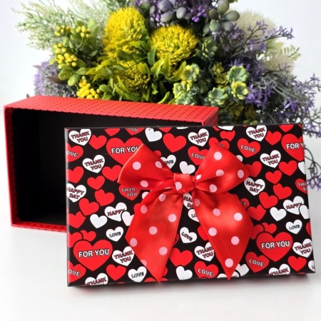 Cutie din carton rosu cu inimi rosii si albe 19cm x 11,5cm x 6,5cm [2]