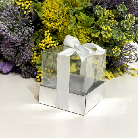 Cutie din plastic transparent cu baza din carton argintiu si funda 7.5cm x 7.5cm x 8.5cm [2]