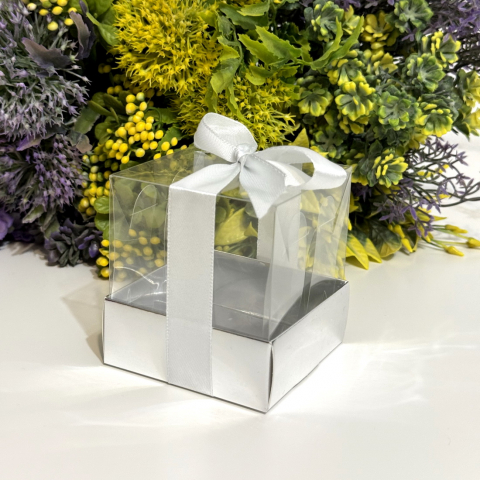 Cutii pentru cadouri - Cutie din plastic transparent cu baza din carton argintiu si funda 7.5cm x 7.5cm x 8.5cm
