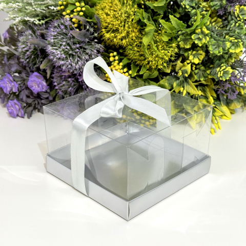 Cutie din plastic transparent cu baza din carton argintiu si funda 12cm x 12cm x 7cm [7]