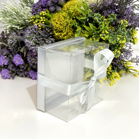 Cutie din plastic transparent cu baza din carton argintiu si funda 12cm x 12cm x 7cm [4]