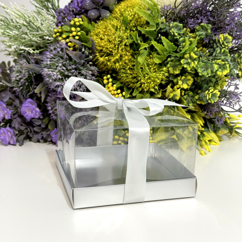 Cutii pentru cadouri - Cutie din plastic transparent cu baza din carton argintiu si funda 12cm x 12cm x 7cm