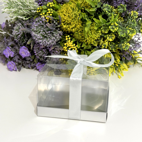 Cutie din plastic transparent cu baza din carton argintiu si funda 12cm x 12cm x 7cm [6]