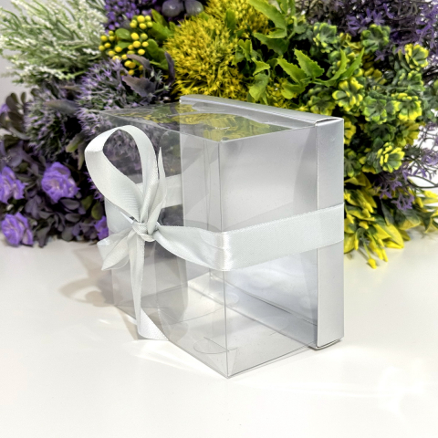 Cutie din plastic transparent cu baza din carton argintiu si funda 12cm x 12cm x 7cm [5]