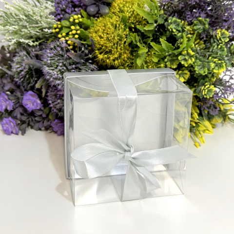 Cutie din plastic transparent cu baza din carton argintiu si funda 12cm x 12cm x 7cm [2]