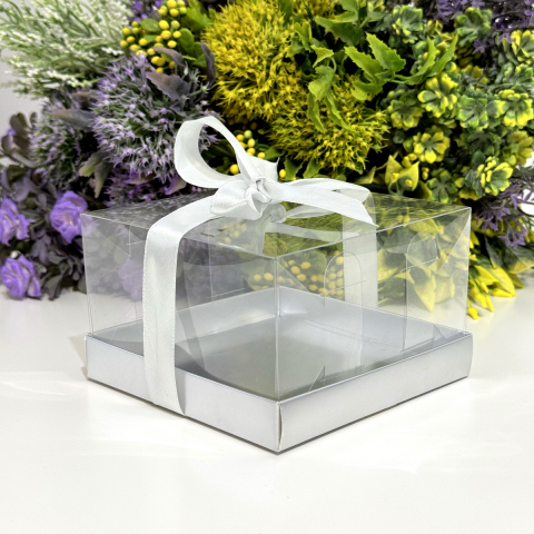 Cutie din plastic transparent cu baza din carton argintiu si funda 12cm x 12cm x 7cm [1]