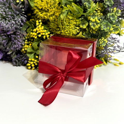 Cutie din plastic transparent cu baza din carton rosu si funda 7.5cm x 7.5cm x 8.5cm [1]
