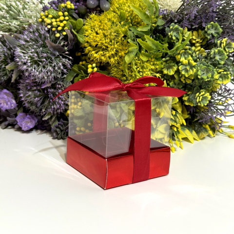 Cutii pentru cadouri - Cutie din plastic transparent cu baza din carton rosu si funda 7.5cm x 7.5cm x 8.5cm