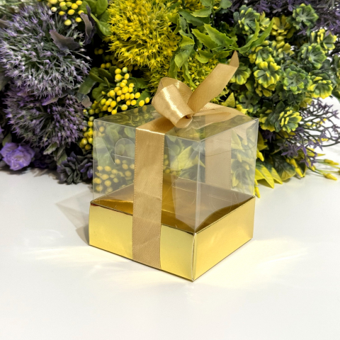 Cutii pentru cadouri - Cutie din plastic transparent cu baza din carton auriu si funda 7.5cm x 7.5cm x 8.5cm
