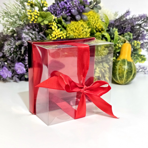 Cutie din plastic transparent cu baza din carton rosu si funda 12cm x 12cm x 7cm [1]