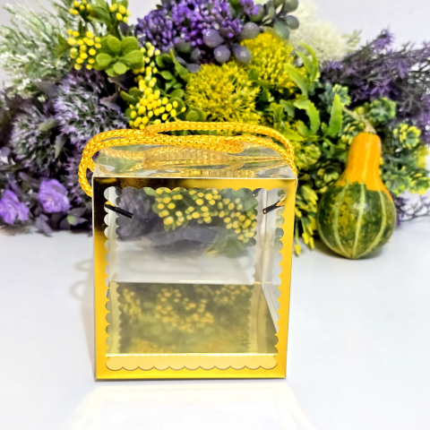 Cutii pentru cadouri - Cutie din plastic transparent cu manere din snur auriu 10cm x 10cm x 11 cm