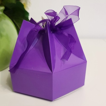 Cutie pentru cadouri hexagonala din carton mov [1]