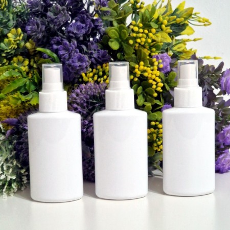 Flacoane cu pulverizator tip spray 100 ml - Flacoane albe plate 100 ml cu pulverizator alb tip spray