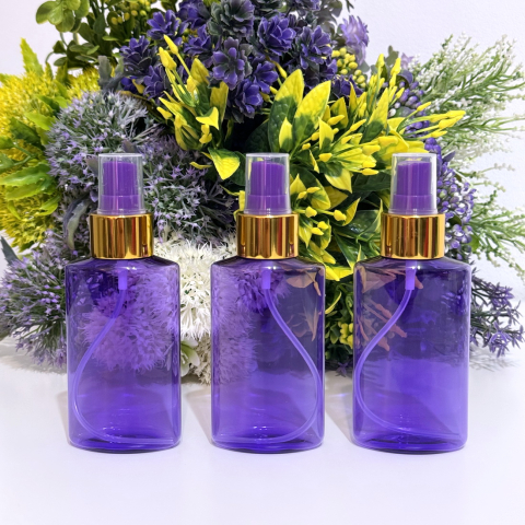 Noutăți - Flacoane mov plate 100 ml cu pulverizator mov tip spray cu inel auriu