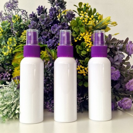Flacoane cu pulverizator tip spray 100 ml - Flacon alb 100 ml cu pulverizator mov tip spray