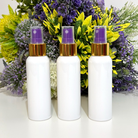 Noutăți - Flacon alb 100 ml cu pulverizator mov tip spray cu inel auriu