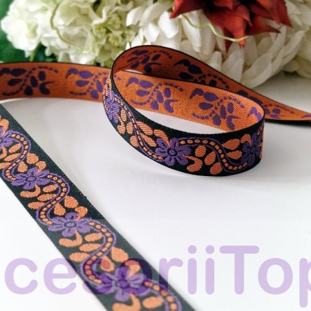 Panglici decorative - Panglica tesuta cu flori mov pe fond negru